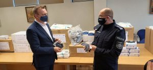 Przekazanie środków ochrony osobistej przez starostę komendantowi.