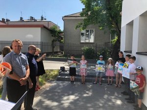 Zdjęcia na których widnieją laureaci i wyróżnieni, którym starosta oraz Komendant wręczają dyplomy i nagrody.