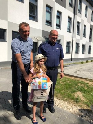 Zdjęcia na których widnieją laureaci i wyróżnieni, którym starosta oraz Komendant wręczają dyplomy i nagrody.