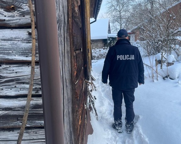 Sandomierscy policjanci pomagają osobom w kryzysie bezdomności i samotności
