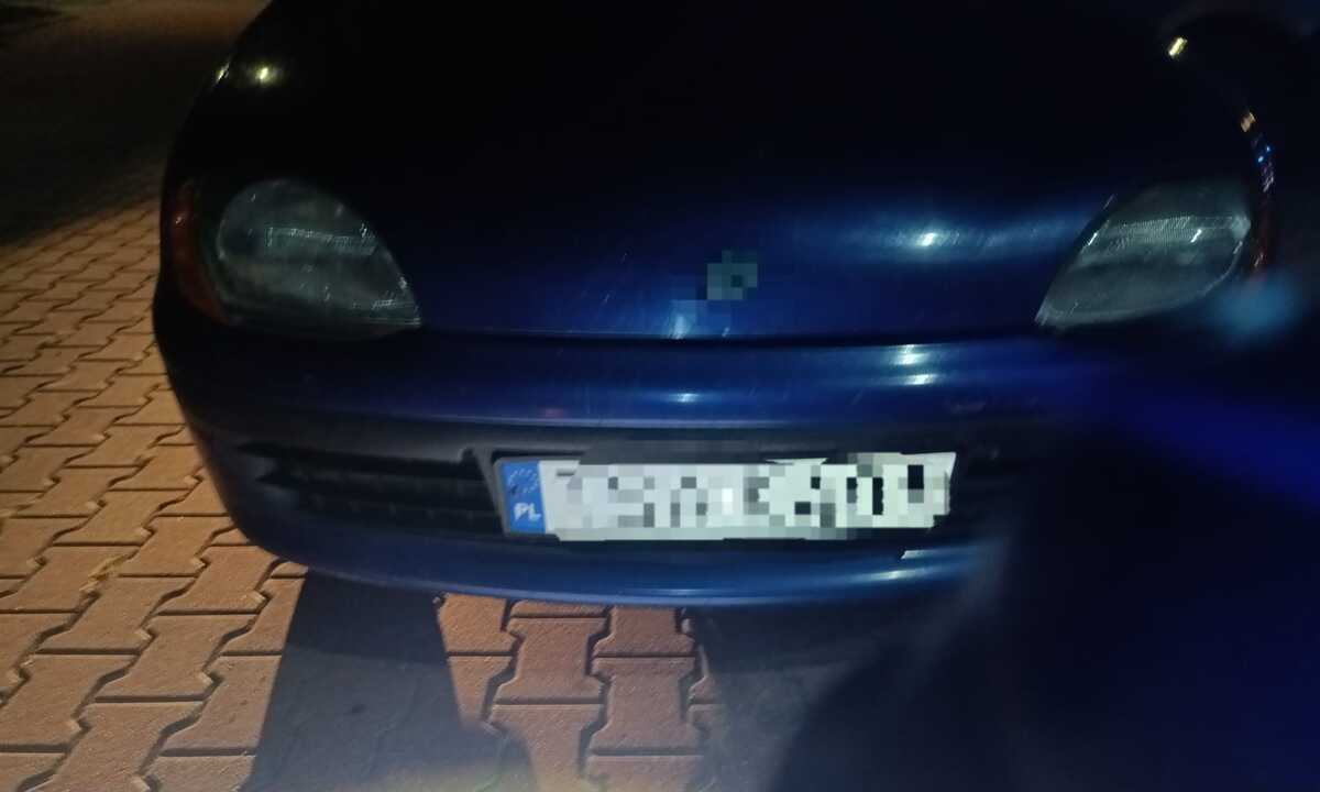 Policja zatrzymała kierowcę z zakazem prowadzenia i nieprawidłowymi tablicami